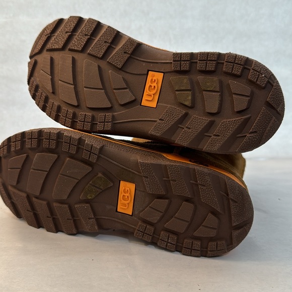 UGG Lynden Waterproof Suede Boot. Size 2 in excellent condition like new - Picture 7 of 11